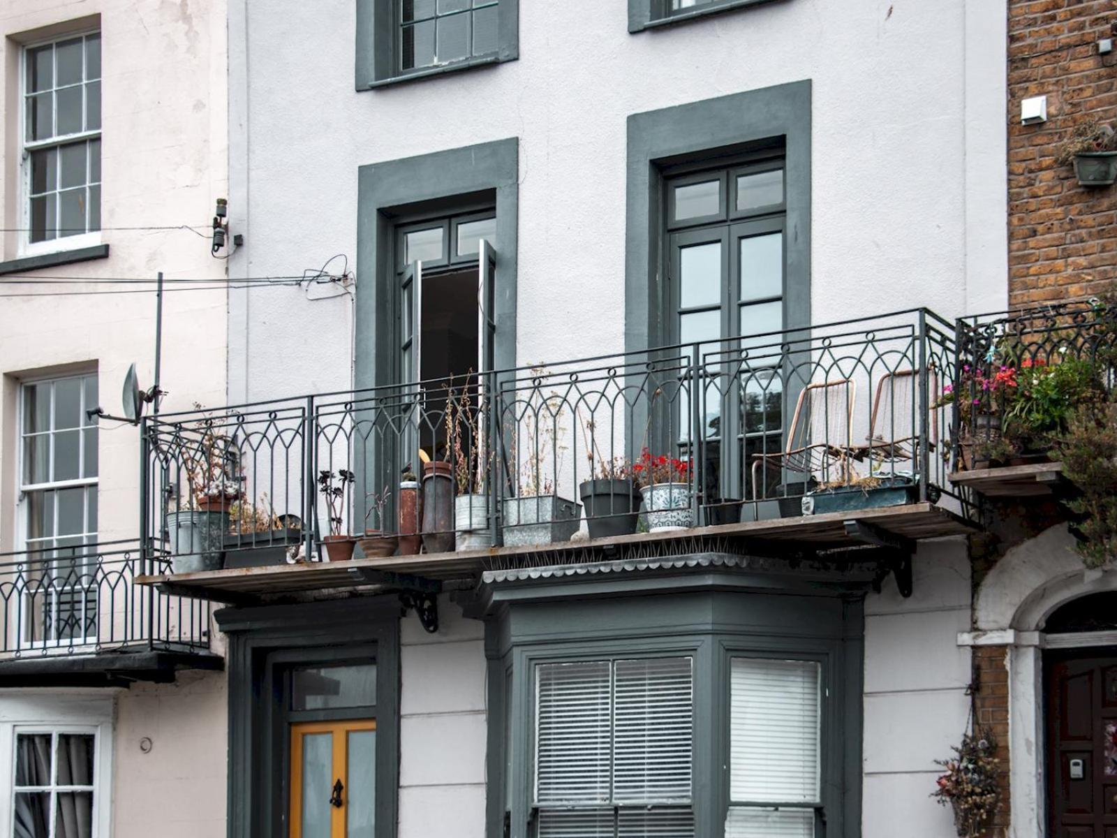 Delightful Spacious In Old Town Balcony Pass The Keys Apartment